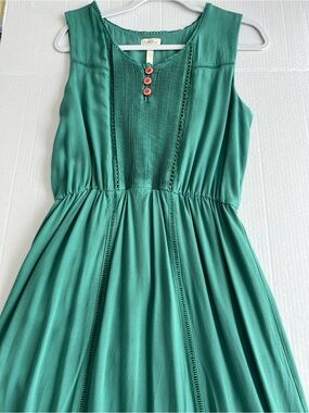 Women’s Emerald Green Sleeveless Sundress with Decorative Buttons